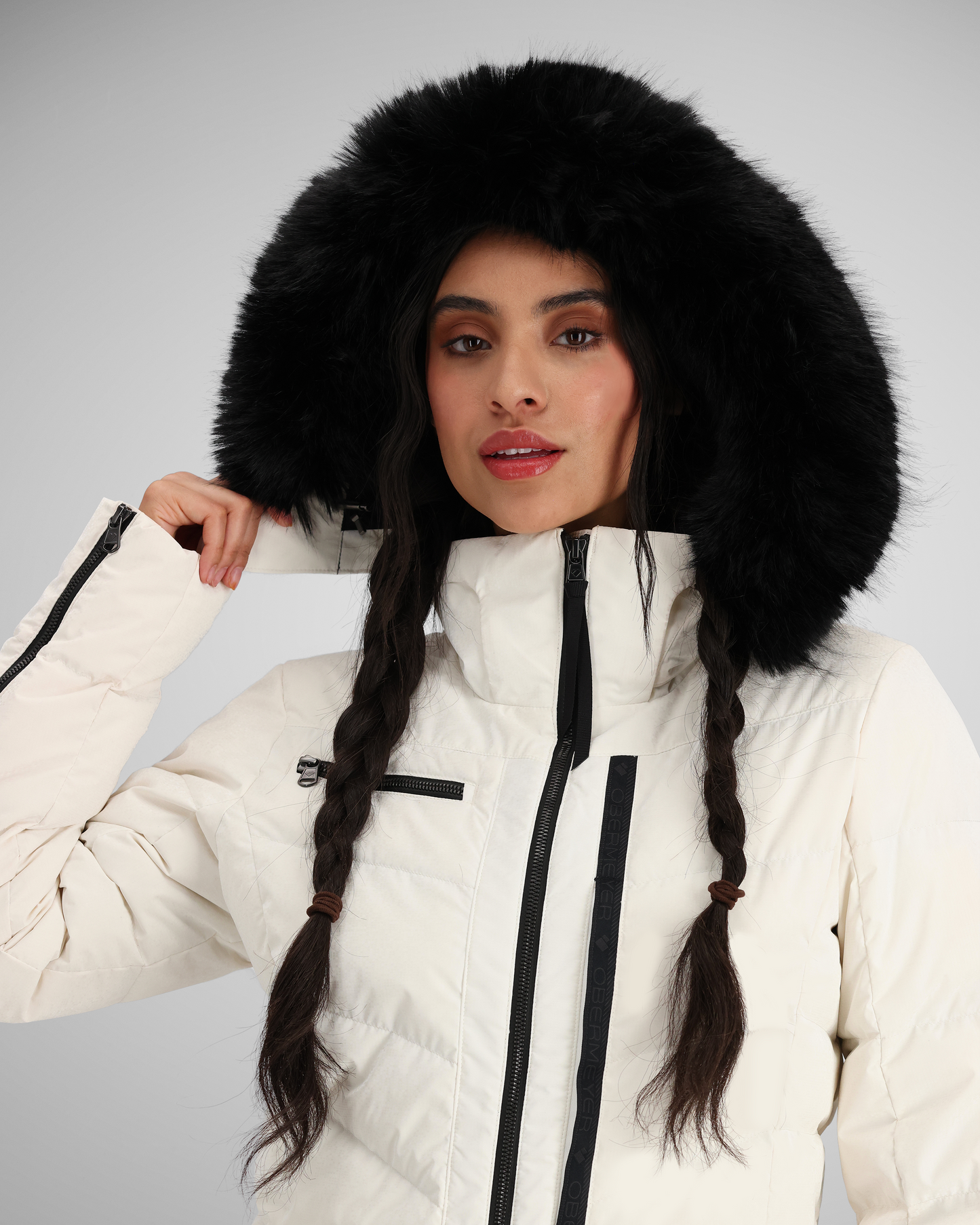 2-way adjustable, removable hood | Situations change on a dime out there on the trail. Customize your style and comfort level in seconds to fit your needs. The Circe also features a faux fur trim.