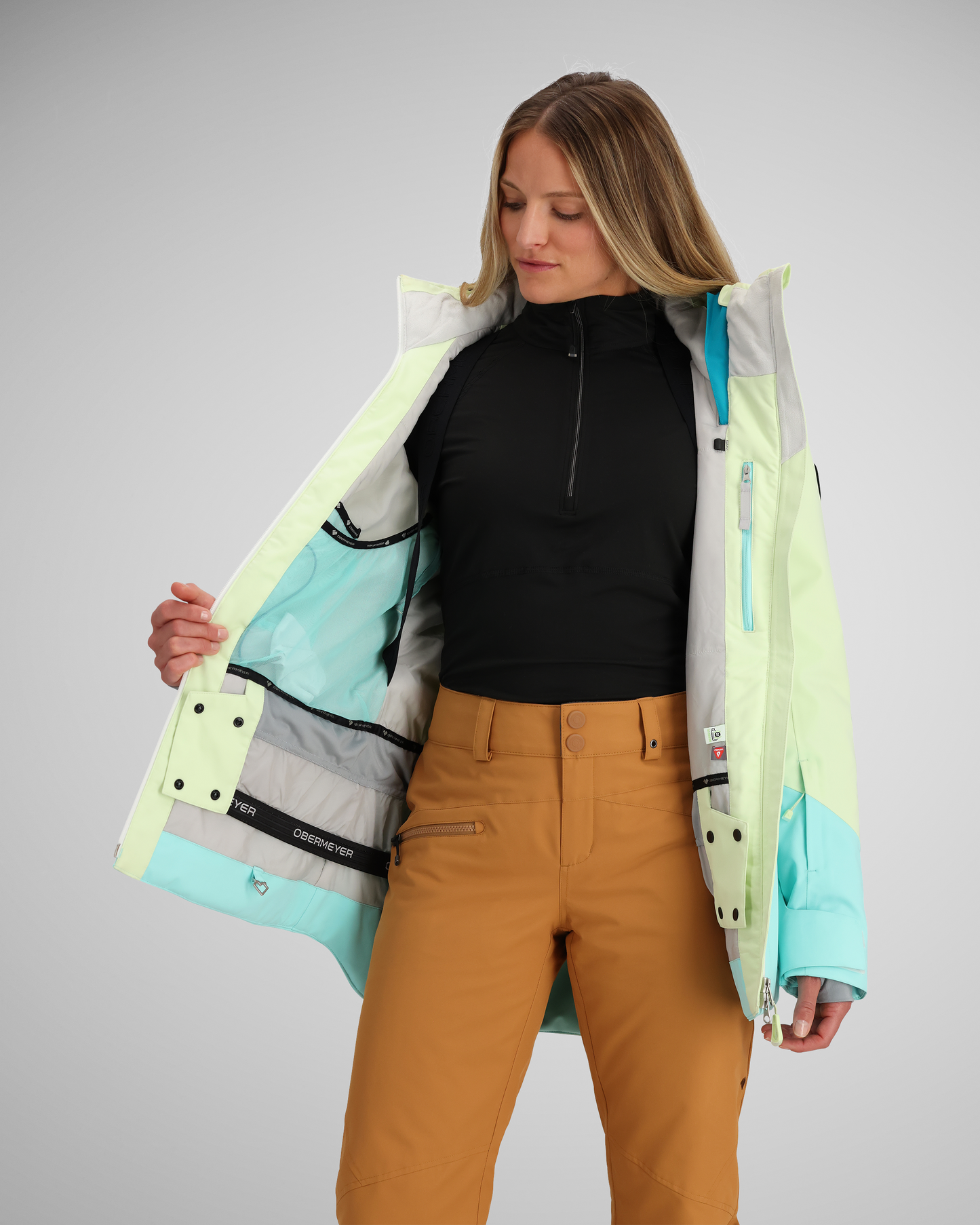 Interior feature array | This jacket offers a variety of interior pockets for electronics and other items such as wallets, keys, goggles, and sunglasses. 