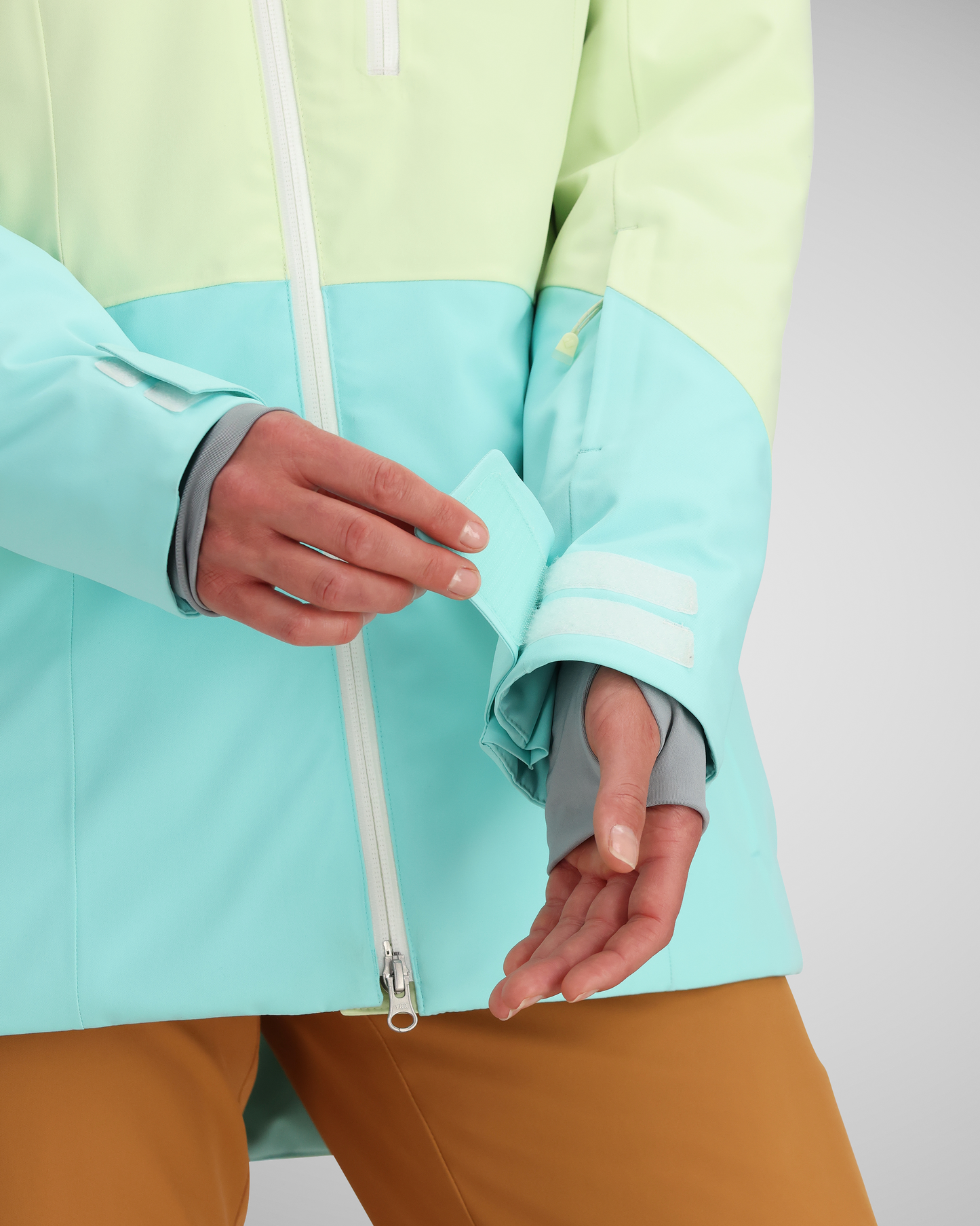 Adjustable cuffs | Personalized fit in seconds to keep your arms protected from whatever mother nature throws your way.