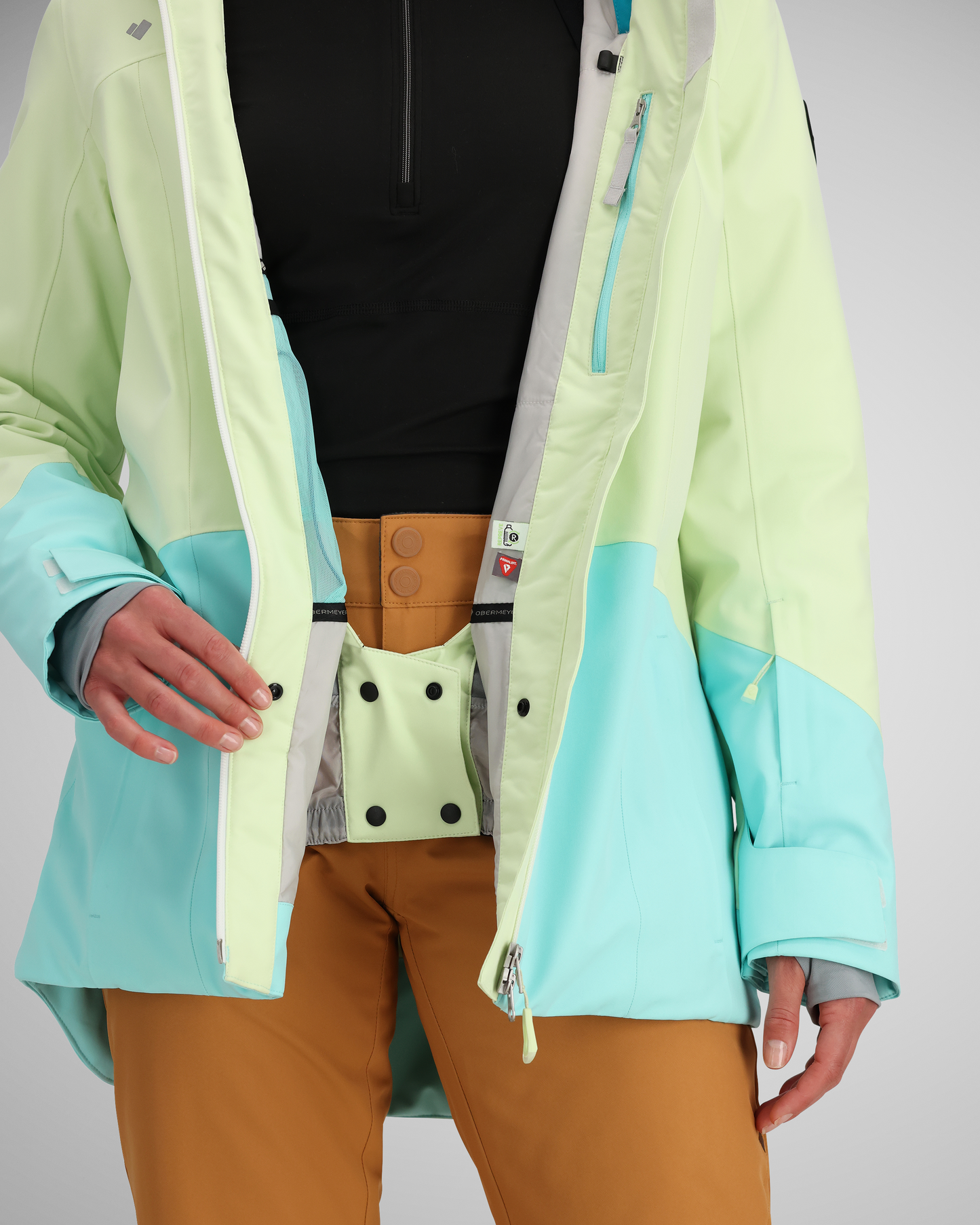 Snap-Away™ water-resistant powderskirt | The Snap-Away powder skirt includes a gripper elastic bottom to create a snug barrier around your waist. When you don't need it, simply snap it out of the way.