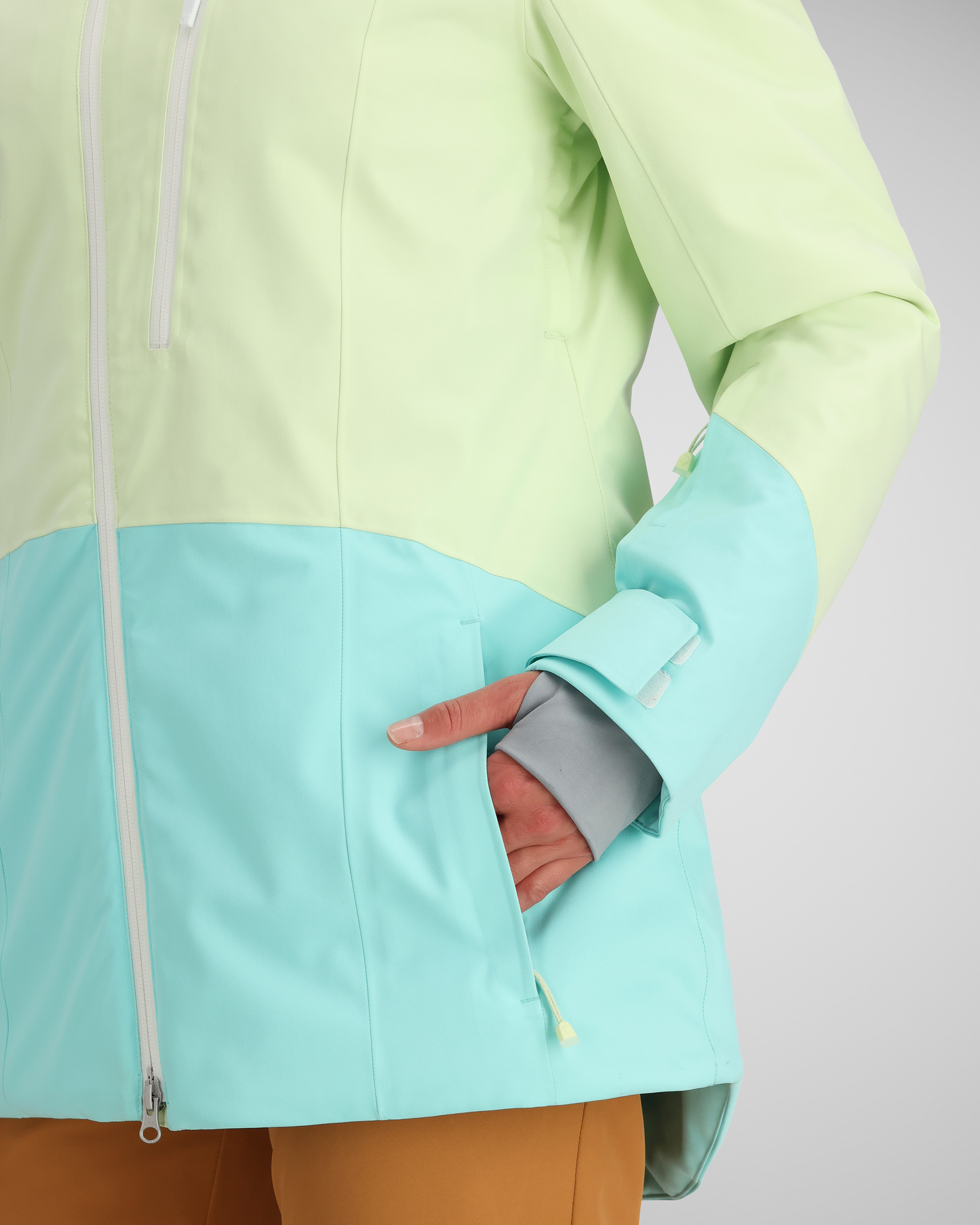 Zipper hand pockets  | Best-in-class zipper technology where you need it. Keep your hands protected, or keep your valuables safe while you ride.