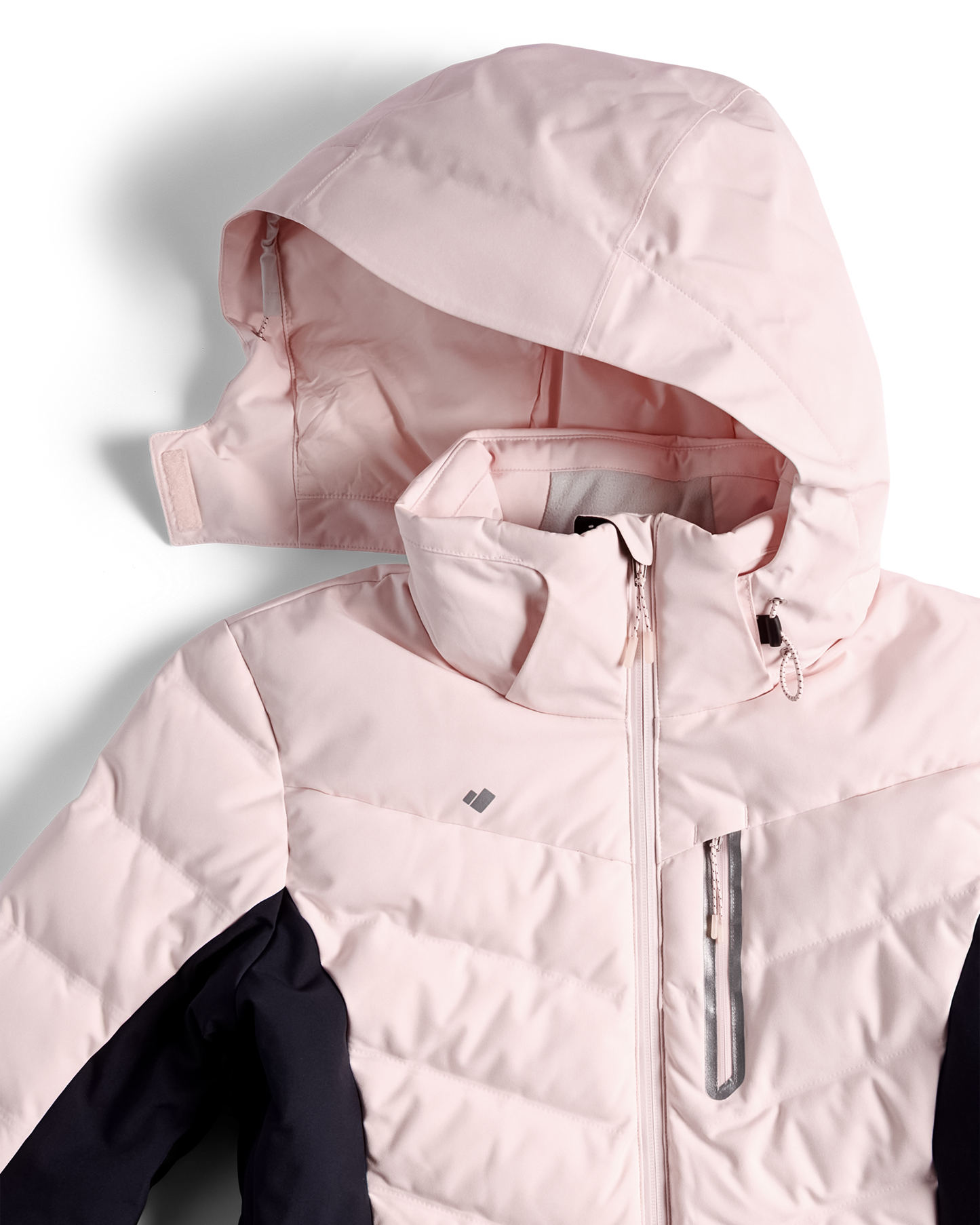 
Conditions change fast out there. A removable hood lets you customize your fit and coverage in seconds to match whatever comes next.
