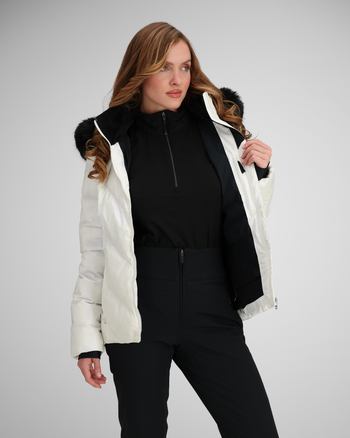 Interior feature array | This jacket offers a variety of interior pockets for electronics and other items such as wallets, keys, goggles, and sunglasses. 