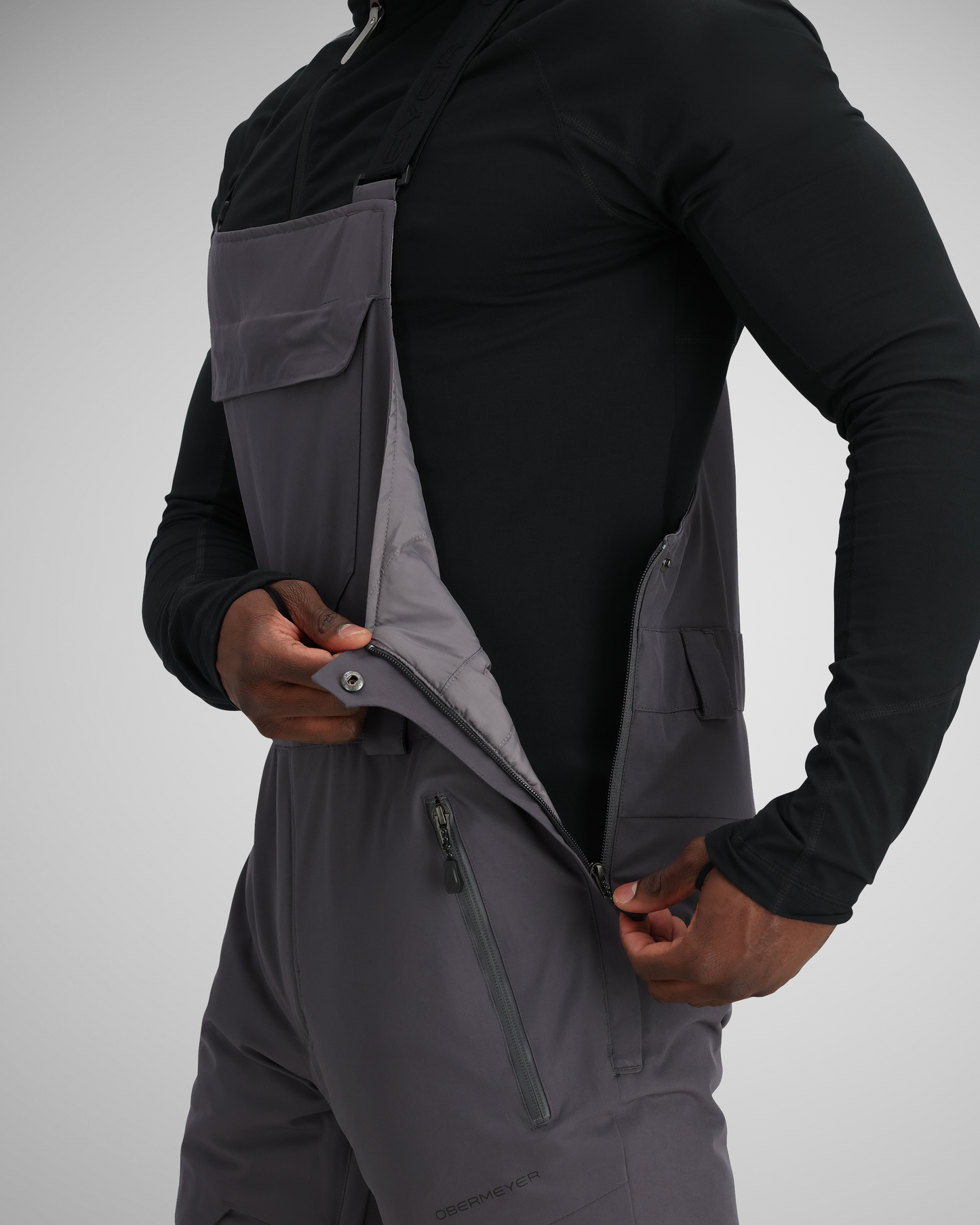 Side opening with snap closure | Getting in and out of these bibs is assisted with a side zipper opening with snap closure with best-in-class, secure snaps. 