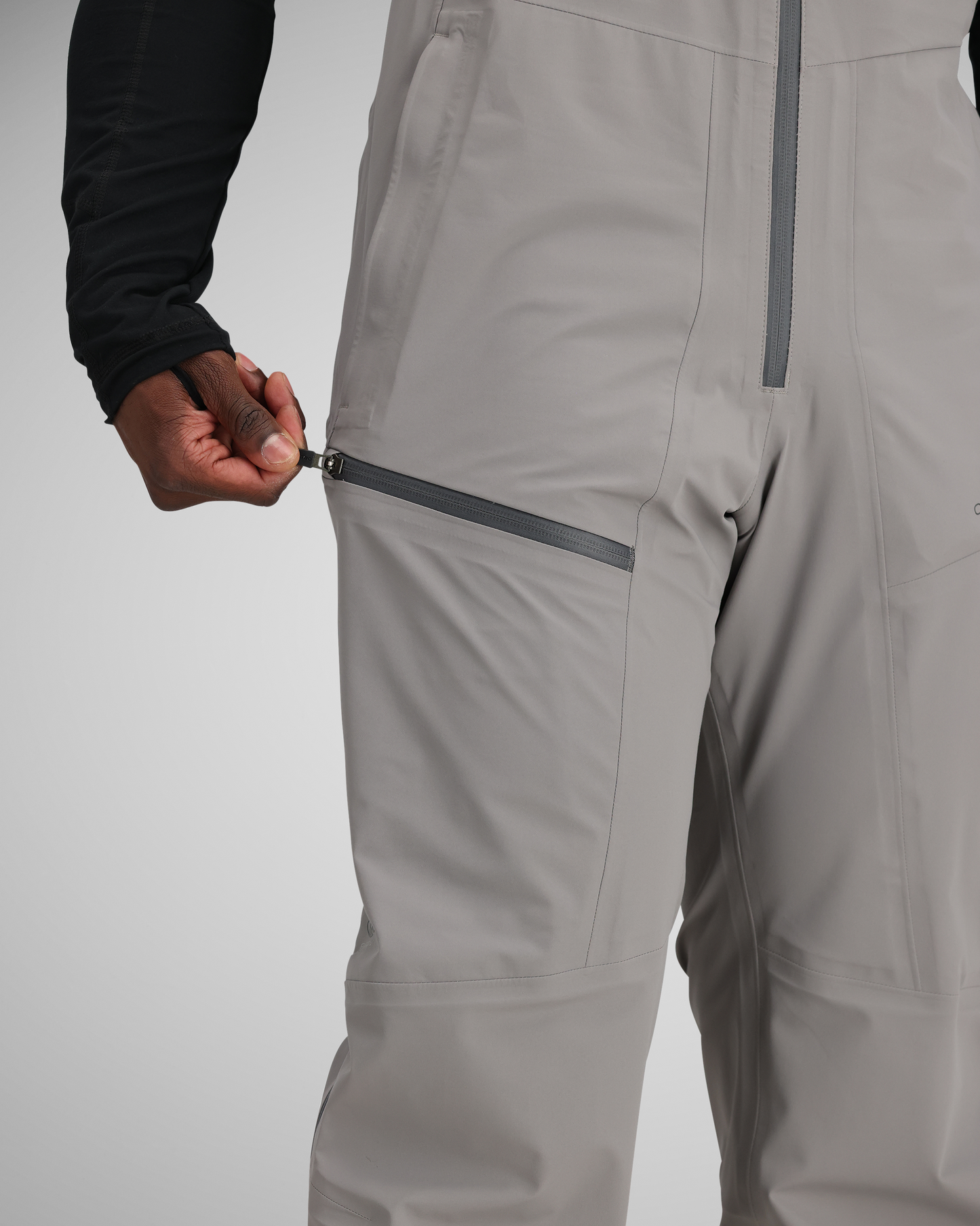 Zipper thigh pocket | Strategically-placed pockets to keep your items secure, while also keeping them out of the way as your ride.