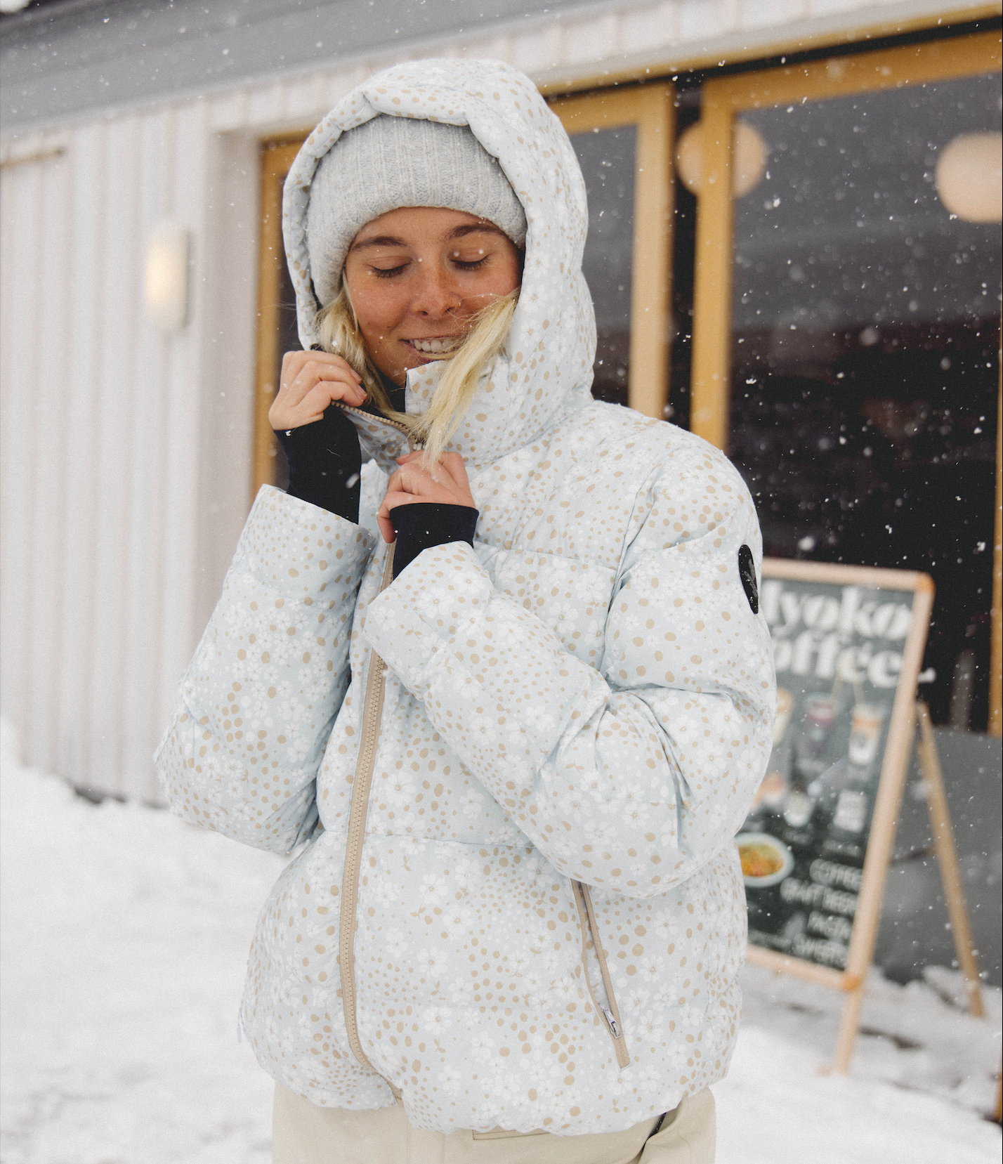 Women wearing a Slopeside Puffer Jacket in a snowy outdoor setting